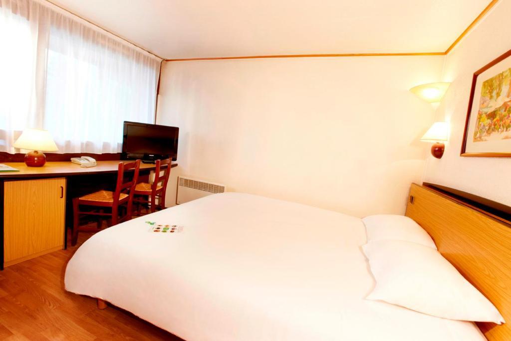 Campanile Hotel Mayenne Szoba fotó