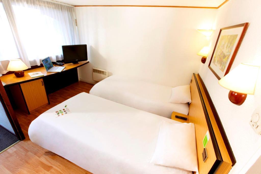 Campanile Hotel Mayenne Szoba fotó