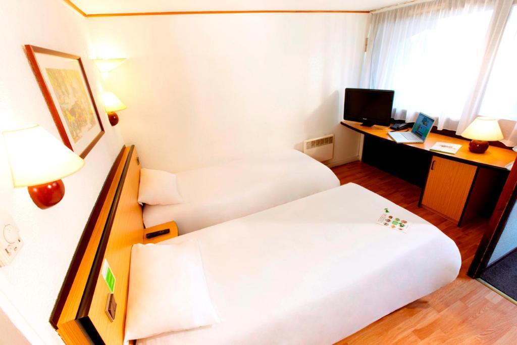 Campanile Hotel Mayenne Szoba fotó